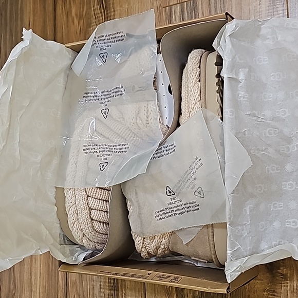 UGG Classic Mini Chunky Knit, natural, size US 9 - Picture 13 of 13